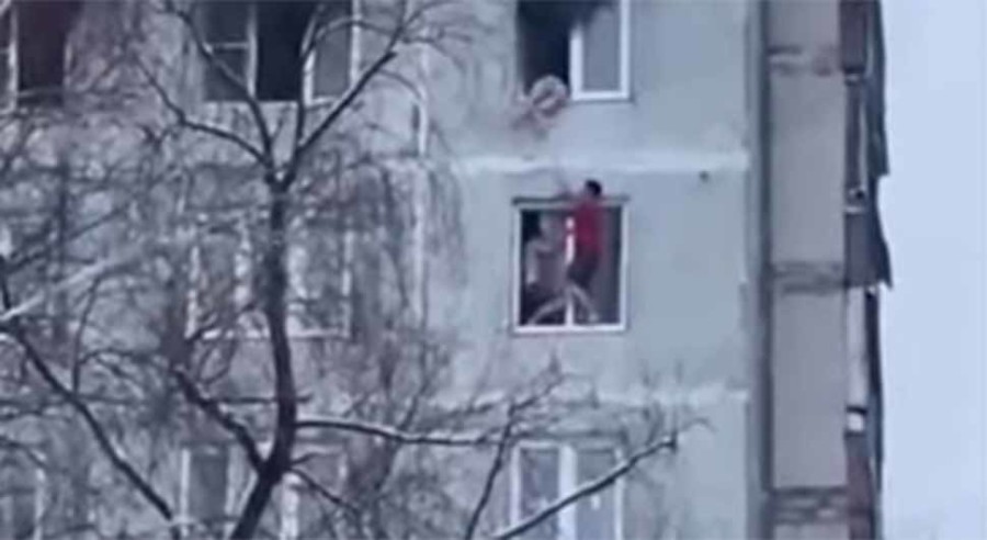 DRAMATIČAN SNIMAK SPASAVANJA DJEVOJKE IZ POŽARA: Spuštena sa prozora na DEVETOM spratu, svaki POKRET mogao završiti KOBNO! (VIDEO)
