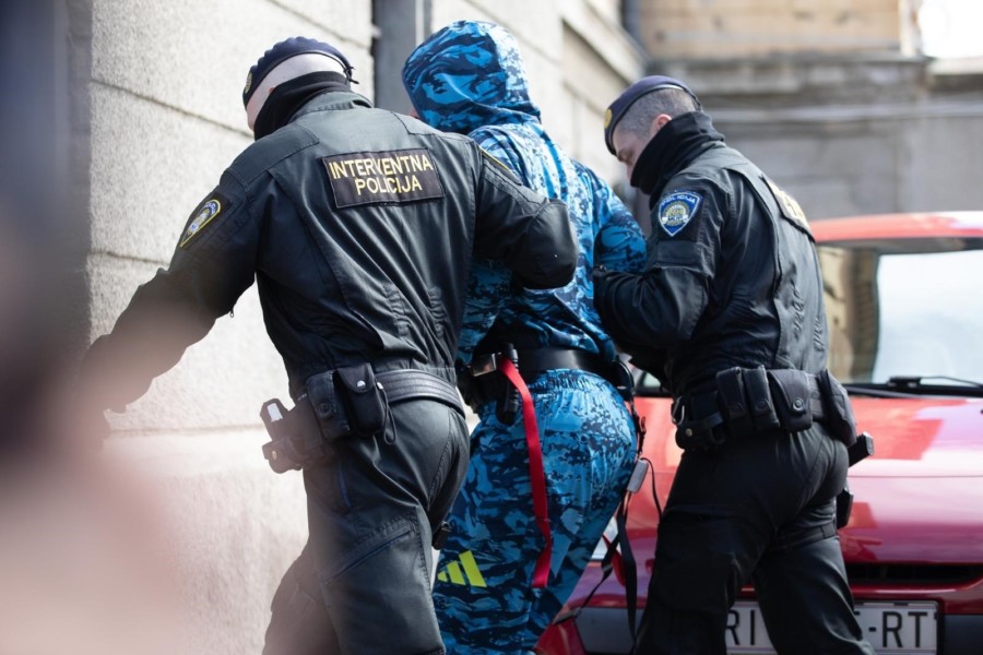 VLADALA OPŠTA PANIKA! UBICA IZ RIJEKE NAPRAVIO HAOS NA ISPITIVANJU! Urlao i divljao na sve prisutne: OTIMAO SE policijskim službenicima