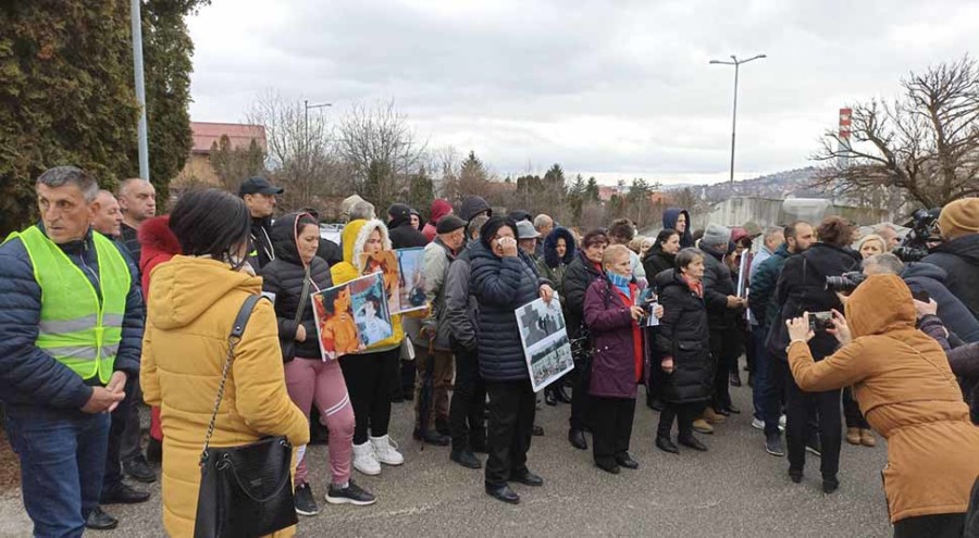 NEZADOVOLJNI RADOM PRAVOSUĐA Protest porodica nestalih i poginulih Srba iz srednjeg Podrinja