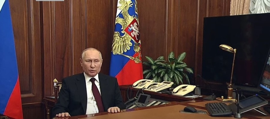 ŠTA SE DEŠAVA SA VLADIMIROM PUTINOM? Trese mu se ruka i teško hoda (VIDEO)