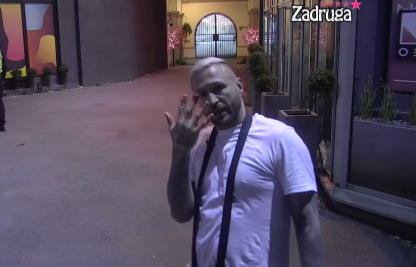 ŠA POKAZAO KRVAVU RUKU: Tara ga ugrizla TOKOM TUČE, pokušala da mu ODGRIZE PRST