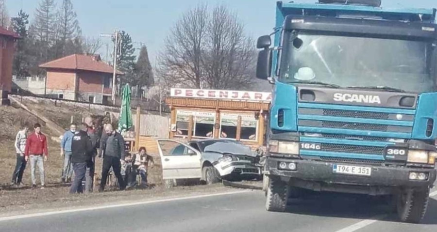 TEŠKA SAOBRAĆAJNA NESREĆA: Povrijeđeno pet osoba!