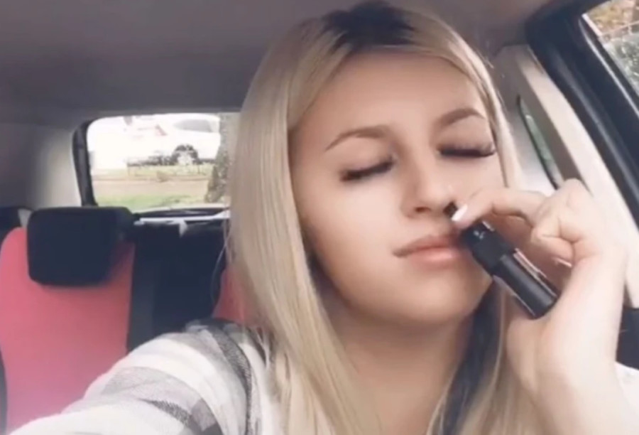 NOVI BIZARNI TREND NA TIKTOK-u! Djevojke sve rade za ljepotu: Sprej za samopotamnjivanje prskaju u nozdrve (VIDEO)