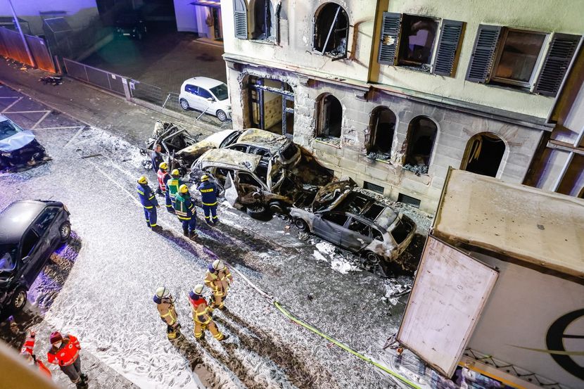 SVE U PLAMENU, STRAŠNE SCENE iz Njemačke: Pijani kamiondžija uništio 33 AUTOMOBILA