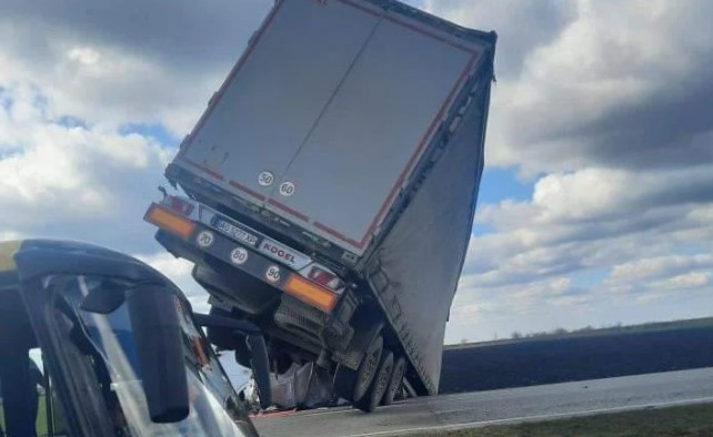 NEVJEROVATNE FOTOGRAFIJE SUDARA: Evo kako su se slupala dva šlepera!