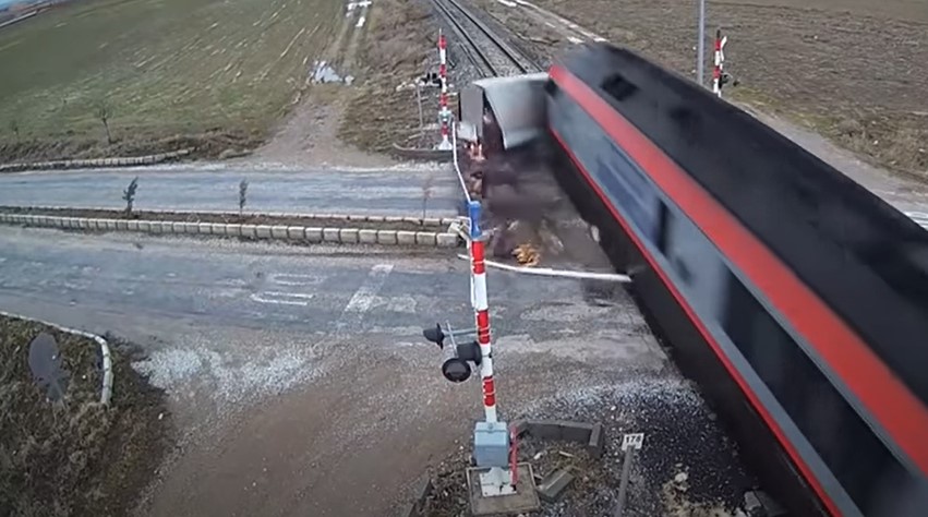U Podgorici povrijeđene dvije osobe u sudaru voza i automobila!
