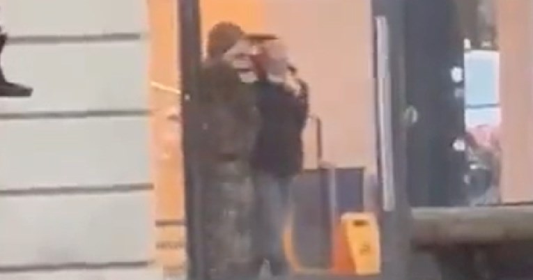 NAORUŽANI MUŠKARAC u centru Amsterdama drži taoca i MAŠE PIŠTOLJEM (VIDEO)