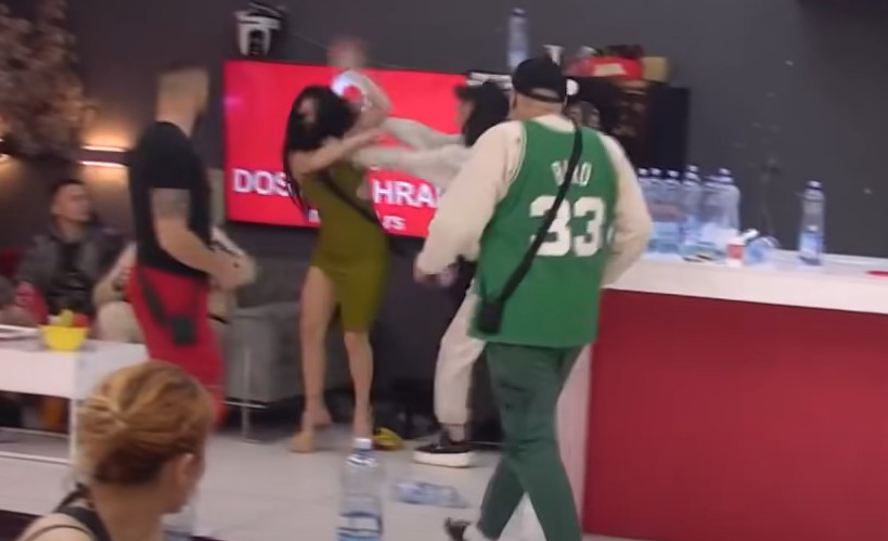 (UZNEMIRUJUĆI VIDEO) "IZBACITE JE, MOMENTALNA DISKVALIFIKACIJA" Tara brutalno pretukla Sanju Grujić