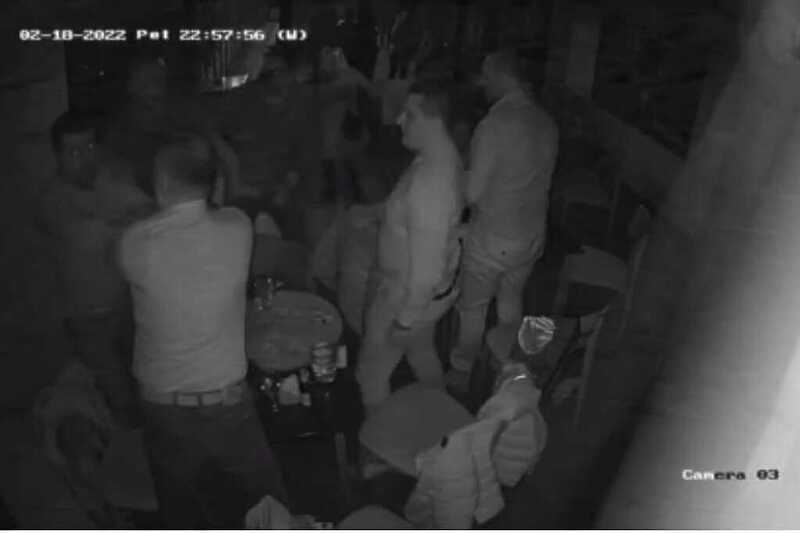 POSLANIK SE POTUKAO U KAFANI: Tvrdi da nikoga nije "NI PIPNUO" (VIDEO)