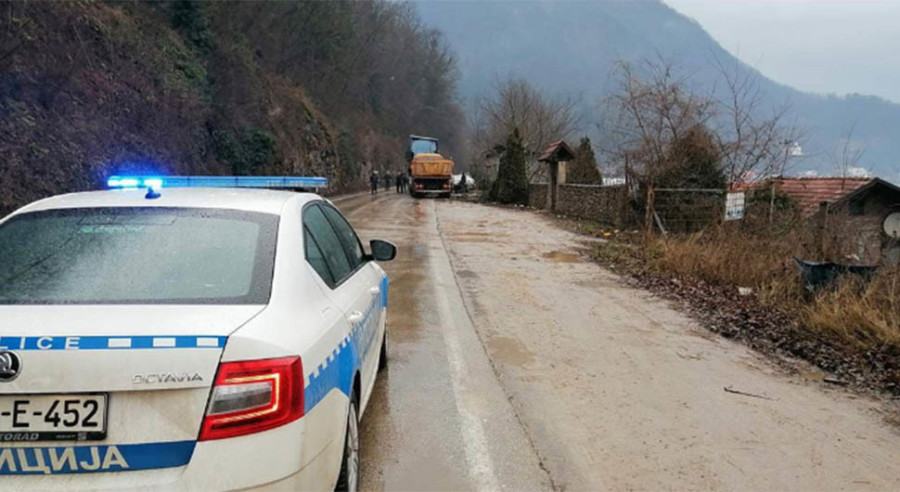 TEŽAK UDES NA PUTEVIMA SRPSKE Kamion sletio sa puta, vozač povrijeđen