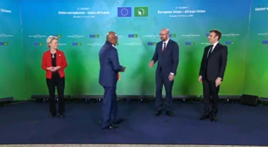 SKANDAL NA SAMITU: Ministar samo prošao pored Ursule fon der Lajen (VIDEO)