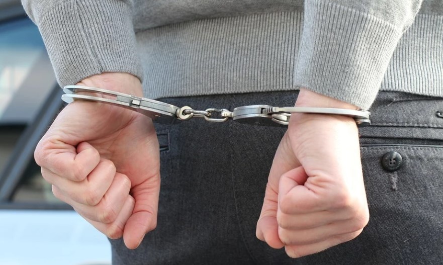 POLICIJA GA JURILA KROZ GRAD Bivši fudbaler pronađen sa skoro 4.000 evra kokaina u čarapi