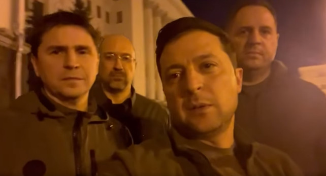 ZELENSKI OBJAVIO VIDEO KAKO BI DEMANTOVAO PRIČE O BIJEGU: Tu smo, u Kijevu! Branimo Ukrajinu (VIDEO)