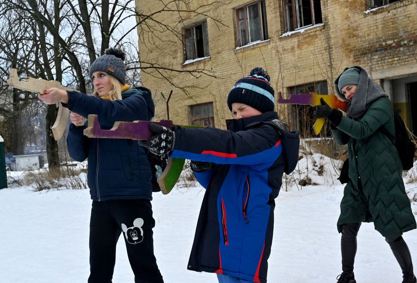 UKRAJINSKA VLADA UČI ŽENE I DJECU kako da rukuju oružjem: "Moramo da branimo NAŠU ZEMLJU I RODNI GRAD"