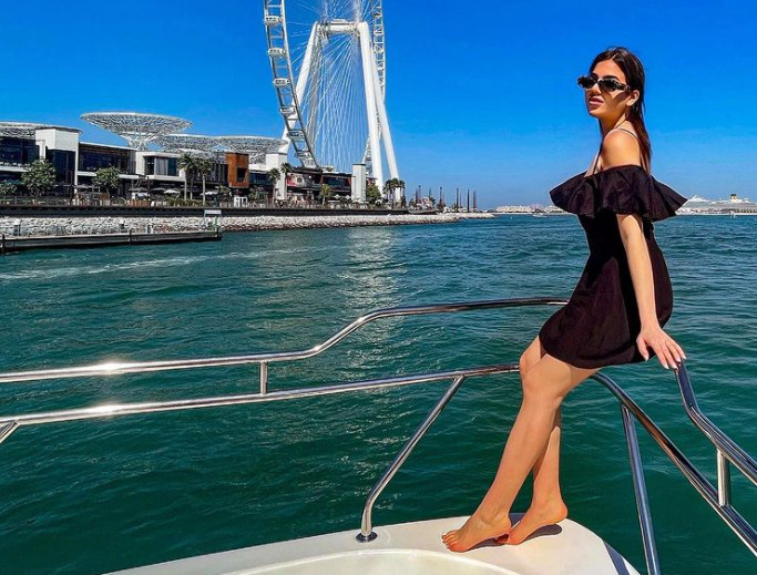 PLIJENI PAŽNJU! ČOLINA KĆERKA otputovala u Dubai: Slika u kupaćem kostimu "ruši" društvene mreže (FOTO)