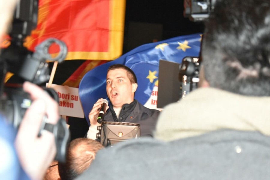 BEČIĆ GLASNO SA PROTESTA: DPS želi varanjem doći do vlasti, bježe od izbora kao đavo od krsta!