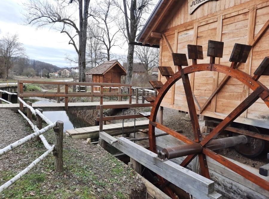 OŽIVIO ZANAT PREDAKA: Došao na ideju da spoji ugodno sa korisnim! (VIDEO)