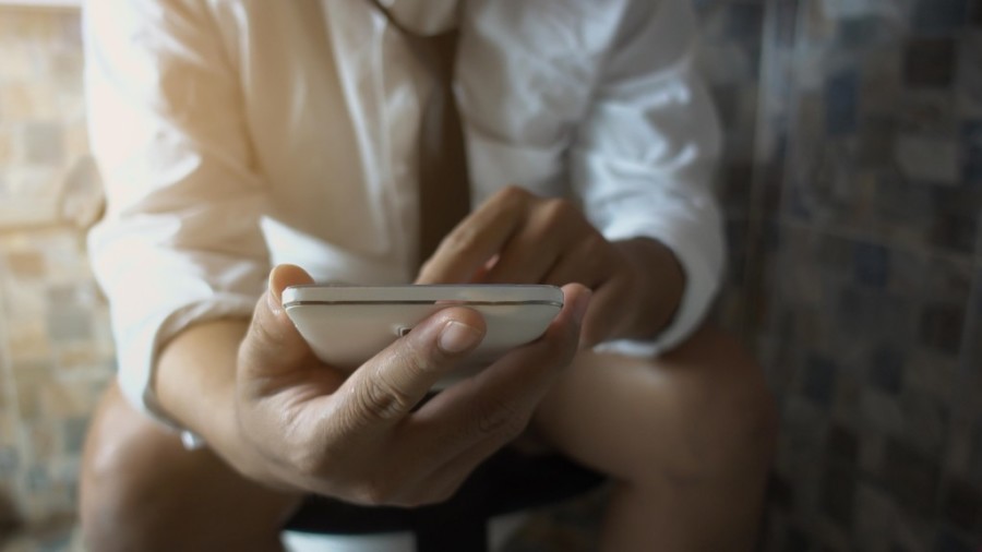 RUŽNO JE, ALI I OPASNO! Zašto ne treba da nosite telefon u WC