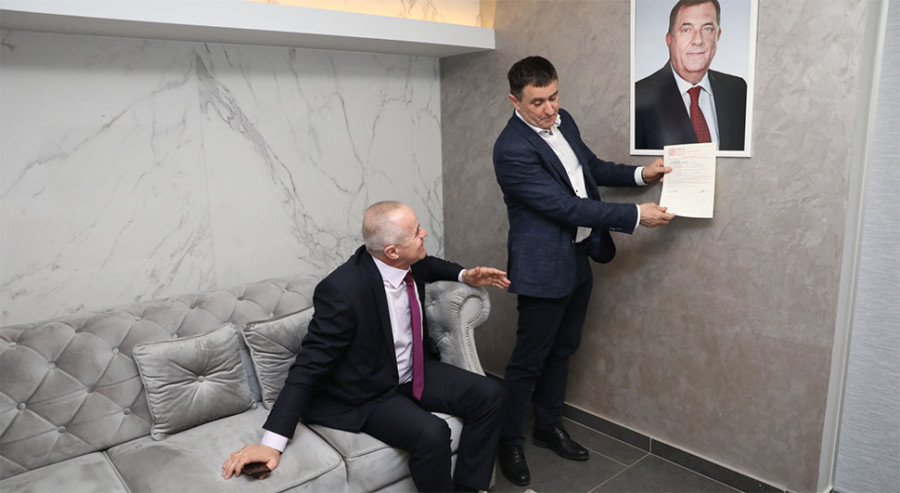ZA NEPOVJEROVATI! Selaku ne vjeruje ni ROĐENI UJAK, učlanio se u SNSD