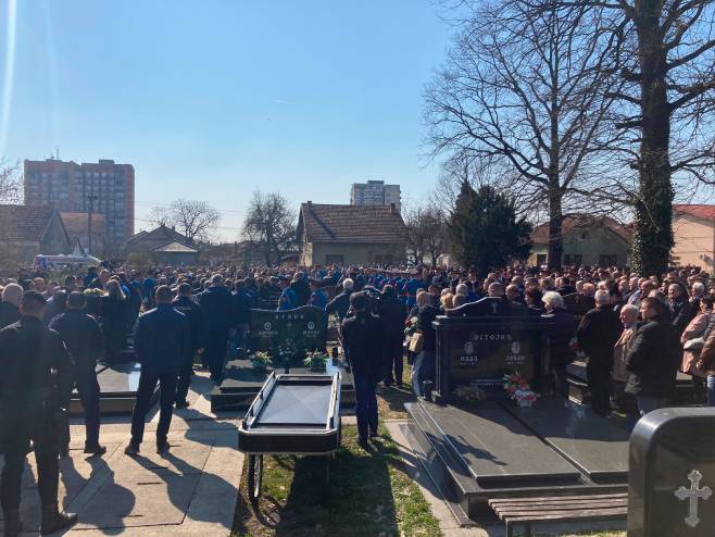 SAHRANJEN RADENKO BAŠIĆ: Veliki gubitak za Prijedor, ali i za Srpsku (FOTO)