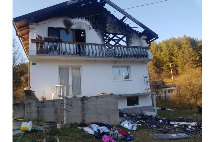 SAMOHRANA MAJKA I NJENIH ČETVORO MALIŠANA u požaru ostali bez svega
