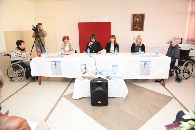 STIHOVIMA POMJERILE GRANICE MOGUĆEG Korisnice Gerontološkog centra promovisale zbirke poezije
