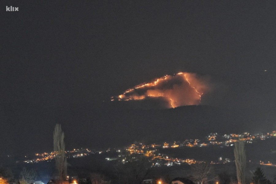 VELIKI POŽAR IZNAD GRADA: Vatrogasci bespomoćno gledaju u vatru