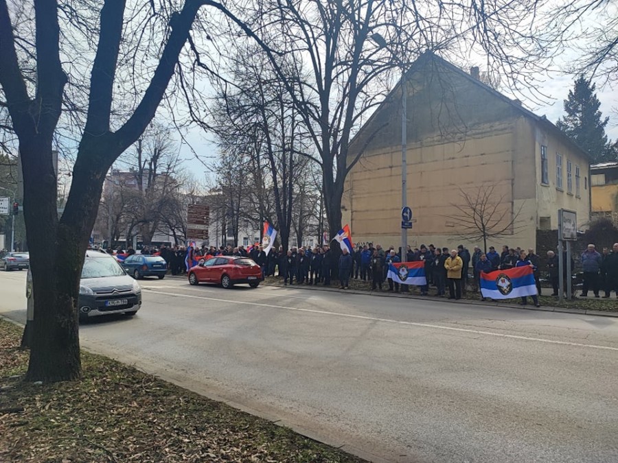 POSEBNA SJEDNICA: Protest boraca ispred Narodne skupštine (FOTO/VIDEO)