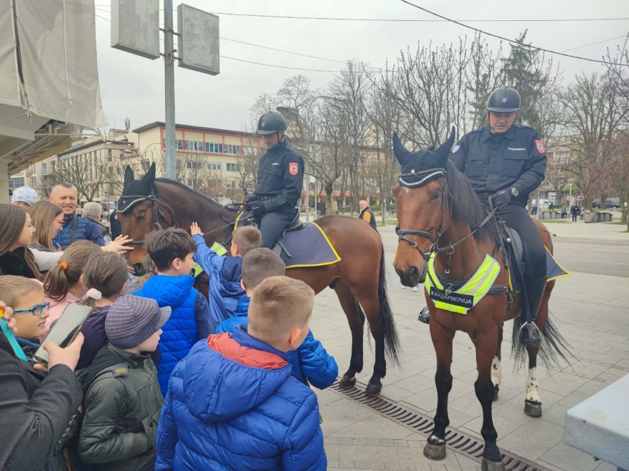 POLICIJA “OKUPIRALA” TRG KRAJINE: Mališani oduševljeni "plavcima" (FOTO/VIDEO)