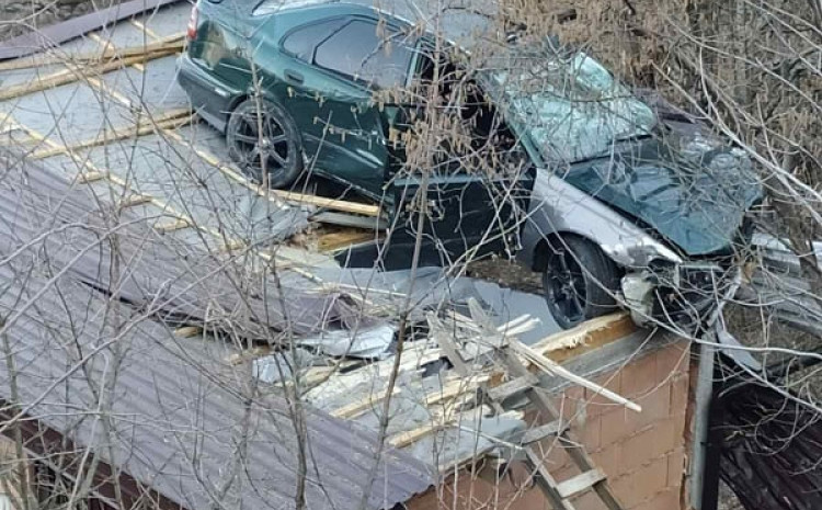 OVO NEMATE PRILIKU ČESTO DA VIDITE: Automobil pao na krov objekta