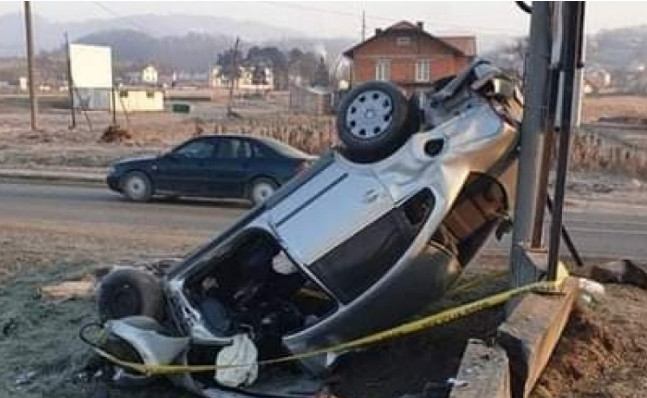 U STRAVIČNOJ NESREĆI UGAŠENA DVA ŽIVOTA! Mladići se automobilom zabili u betonski zid!
