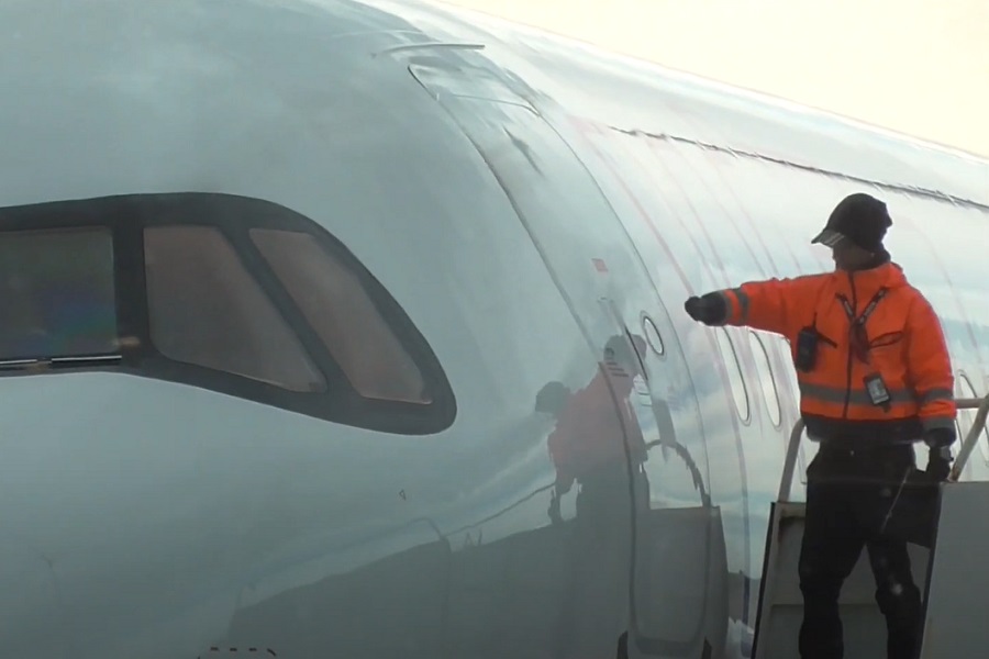 NESVAKIDAŠNJA SITUACIJA U ZAGREBU Avionu otkazale kočnice, udario u vozilo