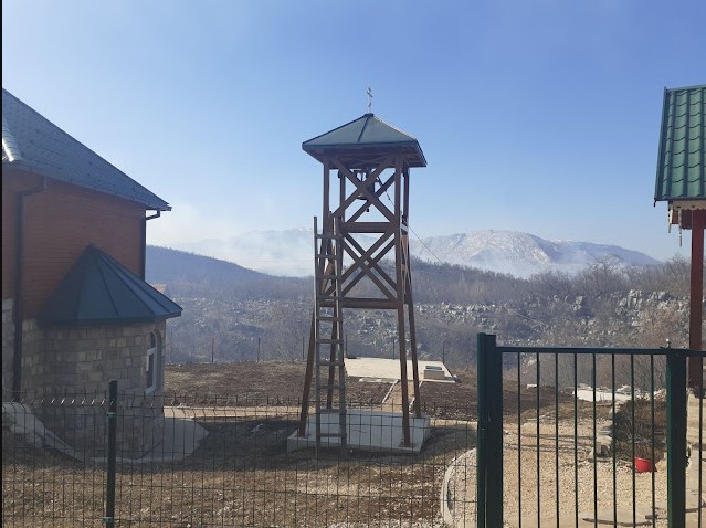 VATRENA STIHIJA SE PRIBLIŽAVA CRKVI Vatrogascima vjetar otežava posao