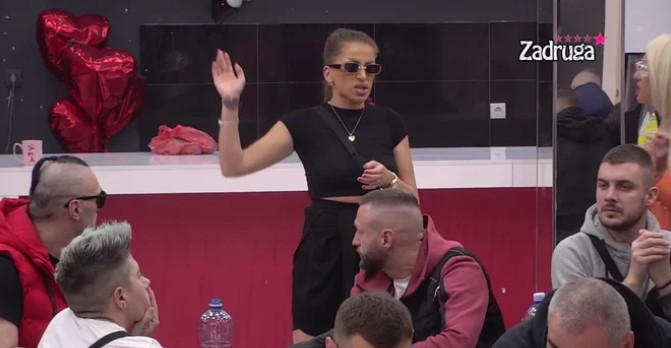 "PRŠTI PERJE" MEĐU ZADRUGARIMA! Dalila i Martina u žestokom okršaju (VIDEO)