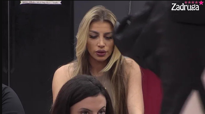 BRUTALAN RAT DALILE I CARA Tvoja pljuvačka neće dodirnuti moja usta! (VIDEO)