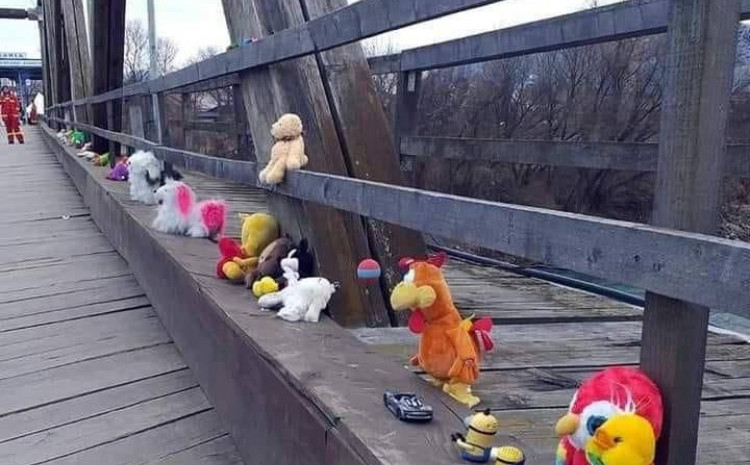MAMI OSMIJEH NA LICE U TEŠKIM VREMENIMA! Poredali igračke za djecu na granici Ukrajine (FOTO)
