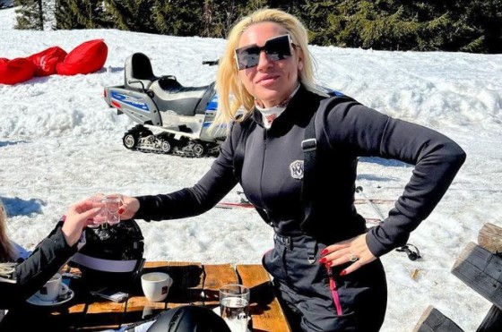 ATRAKTIVNA VODITELJICA! Izazovne poze Jovane Jeremić u crvenom bikiniju "zapalile" društvene mreže (VIDEO)