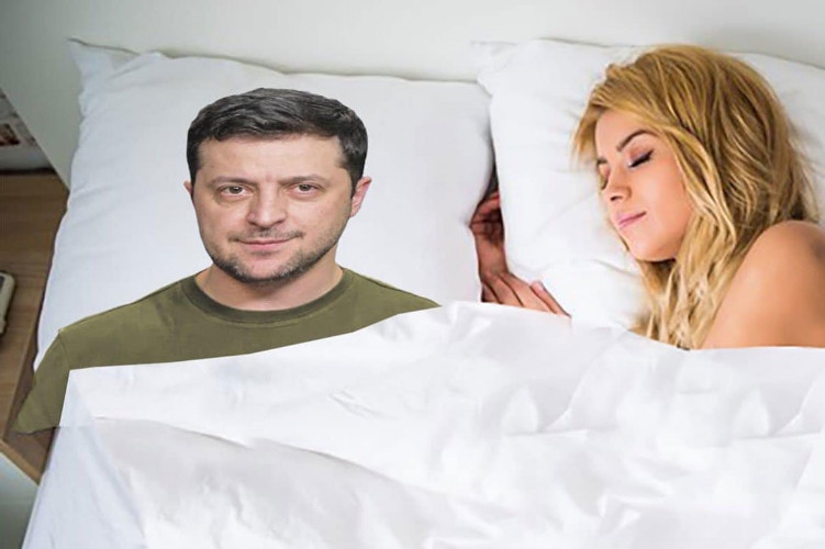 ČEŠKI DIZAJNER "DILA" JASTUKE SA LIKOM ZELENSKOG Napravljen je za žene, da izgleda kao da je u njihovom krevetu