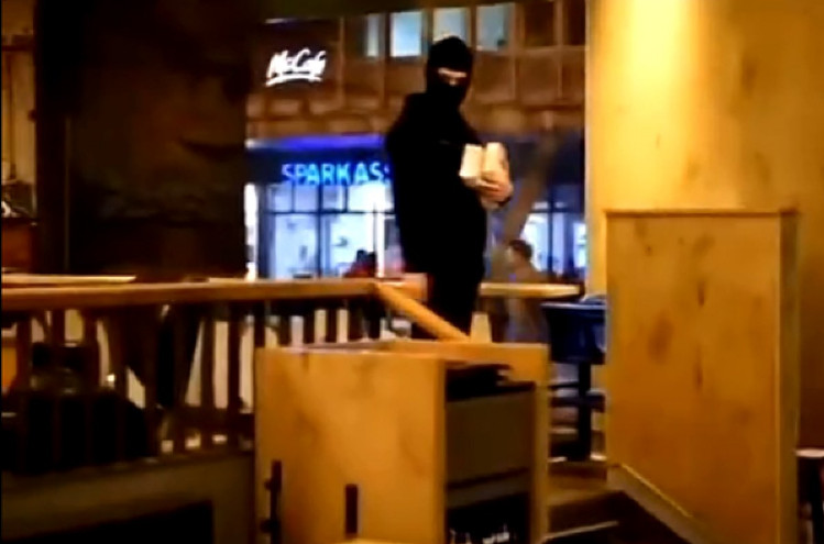 SNIMAK PRIJETNJE MUŠKARCA SA FANTOMKOM "Ko će ubiti Milorada Dodika za milion evra?"