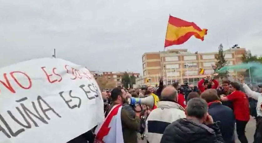 ALBANIJA PORAŽENA U ŠPANIJI, NAVIJAČI NOSILI PORUKU: "Kosovo je Srbija, Katalonija je Španija" (VIDEO)