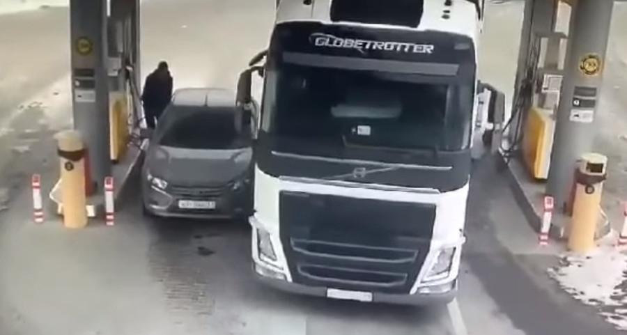 NEVJEROVATNA NEZGODA NA BENZINSKOJ PUMPI Šta je ovom čovjeku bilo na pameti?! (VIDEO)