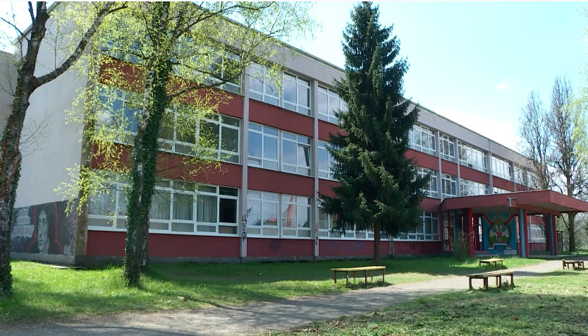 PROFESOR U TESLIĆU OSUMNJIČEN ZA SEKSUALNO UZNEMIRAVANJE UČENIKA Istraga bludničenja nad maloljetnikom bez epiloga i nakon osam i po mjeseci: Vikende je provodio sa njim, kupovao mu poklone, a onda je sve saznao dječakov otac