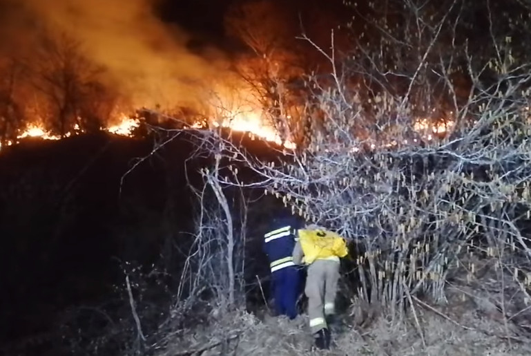 GACKO I DALJE GORI Vatrogasci se bore na nepristupačnom terenu