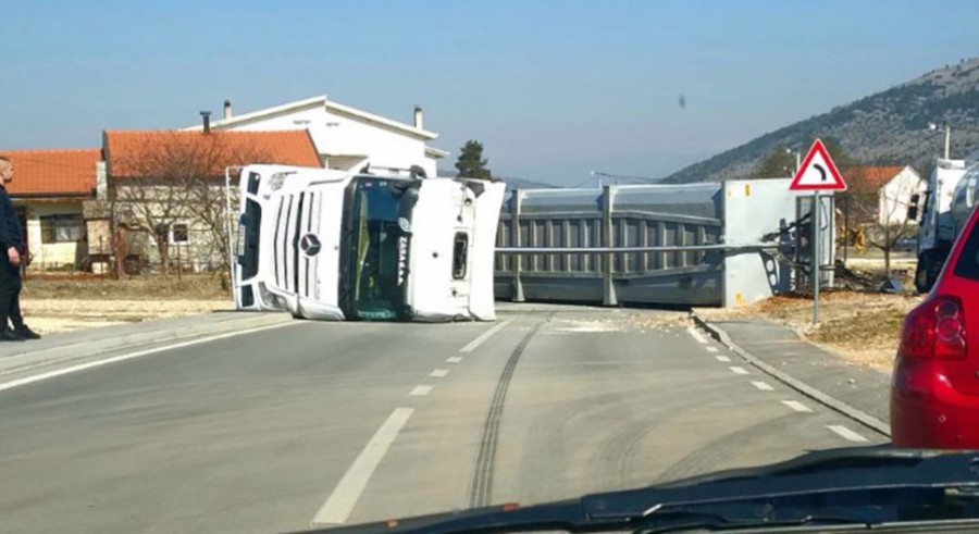 STRAVIČNA NESREĆA KOD ČAPLJINE Kamere snimile prevrtanje kamiona! (VIDEO)