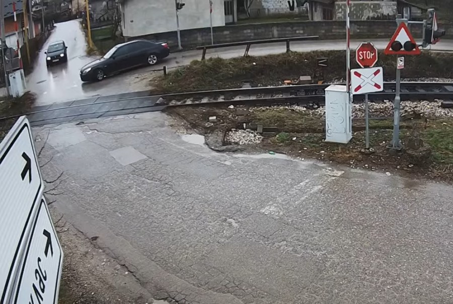 NIJE UVIJEK VOZ PROBLEM! Neobična saobraćajna nezgoda na pružnom prelazu u Vrbanji (VIDEO)