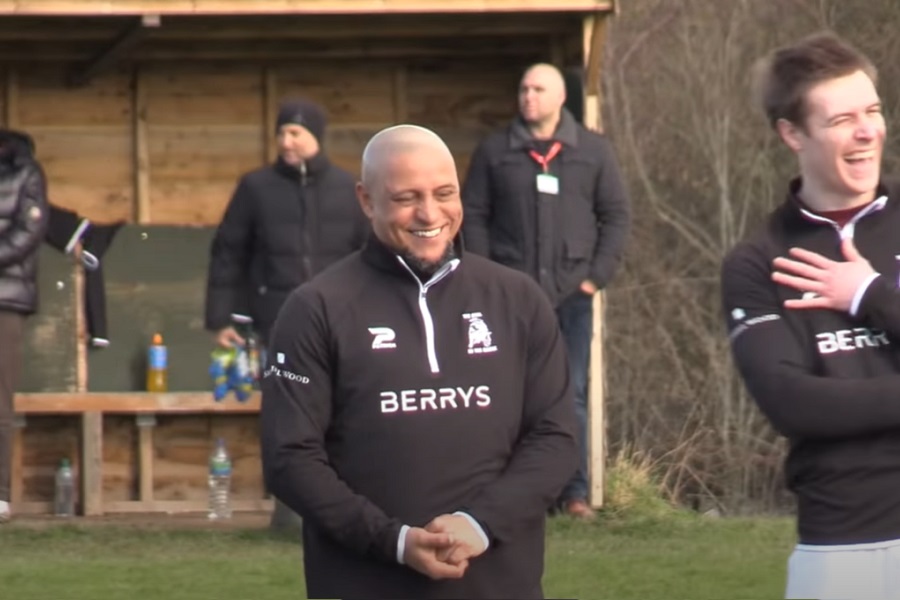 ROBERTO KARLOS OPET ZAIGRAO, ovaj put za ekipu iz kafane! (VIDEO)