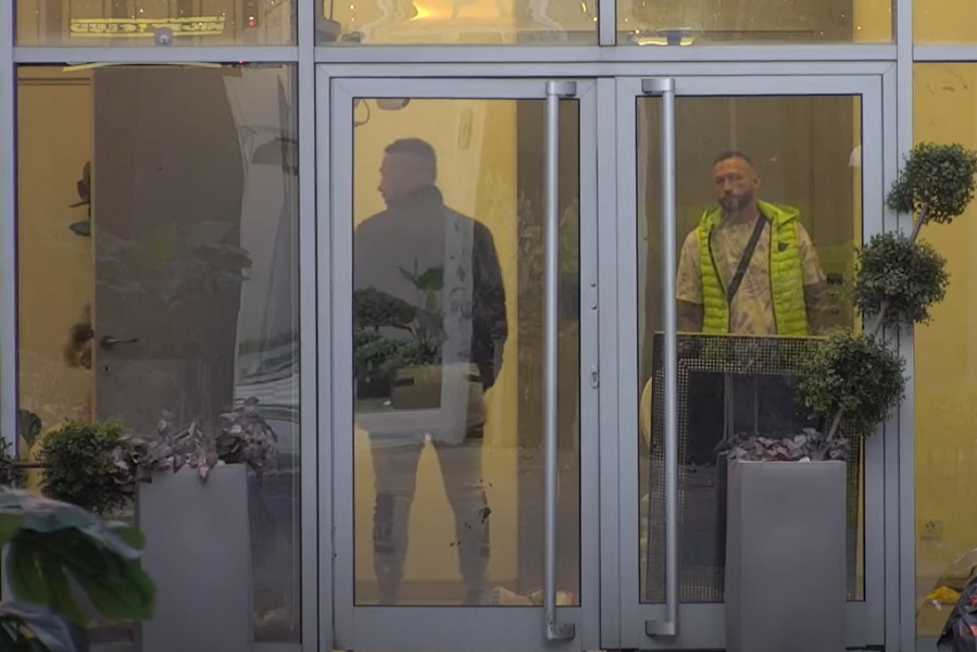 ŠA SE OBREO U FRIZERSKOM POSLU, pa našao vremena i da pecne Sandija! (VIDEO)