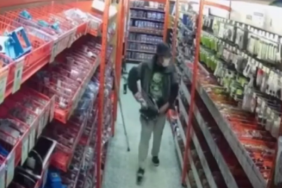 AMERIKANAC UKRAO "ČUDNI PREDMET" pa ga uspio sakriti u gaće! (VIDEO)