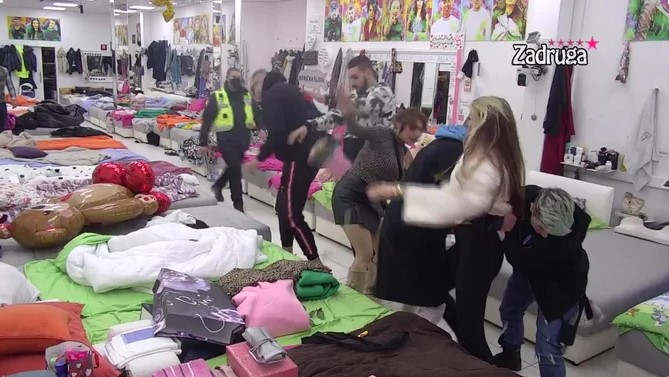 TOTALNI RUSVAJ U ZADRUZI: Dalila doživjela pomračenje, pa nasrnula na Cara (VIDEO)