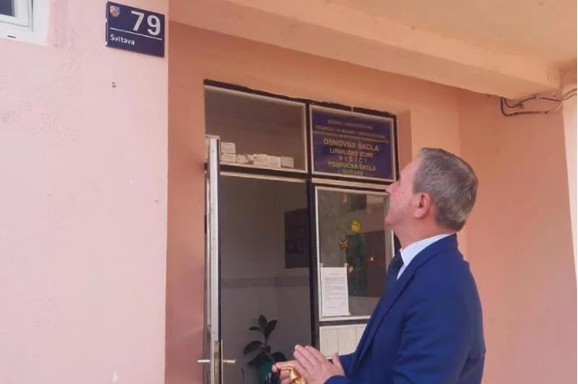 BIZARNA CEREMONIJA U Čapljini svečano "otvorena" pločica kućnog broja
